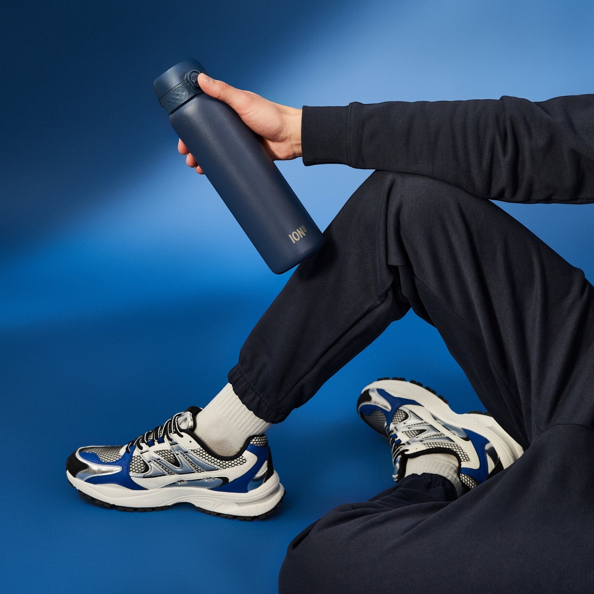 W/end ION8 1L navy blue stainless steel thermal water bottle with flip lid, perfect for travel and workouts.
