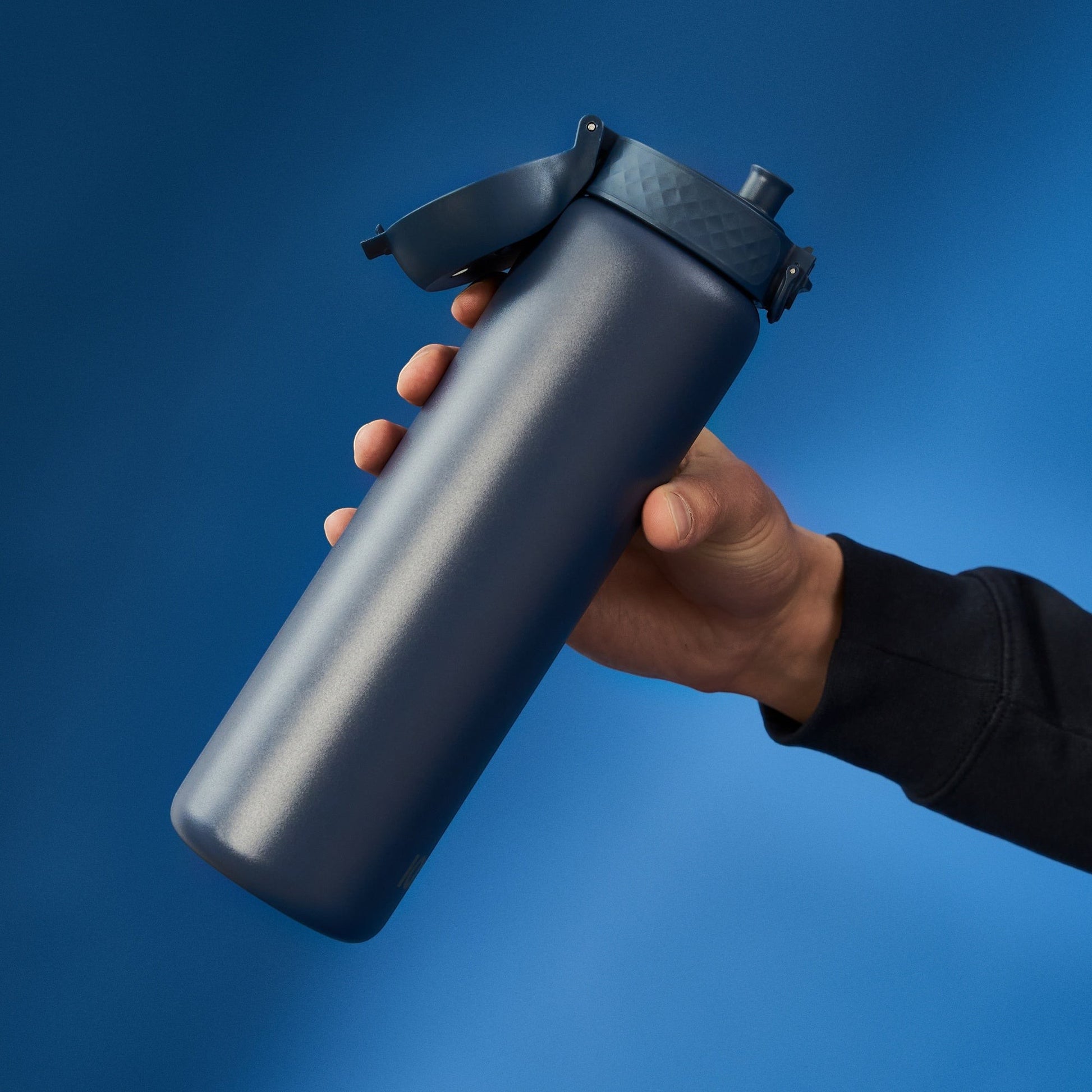 W/end Navy 1L stainless steel thermal water bottle with flip-top lid for leak-proof hydration.