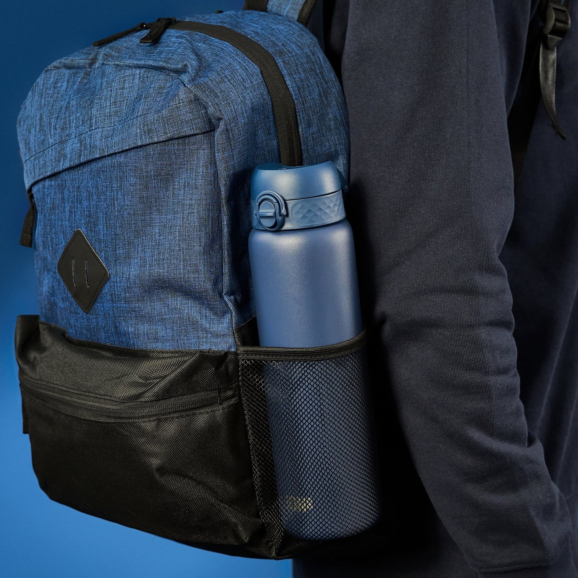 W/end Navy 1L stainless steel thermal water bottle with flip-top lid in backpack side pocket.